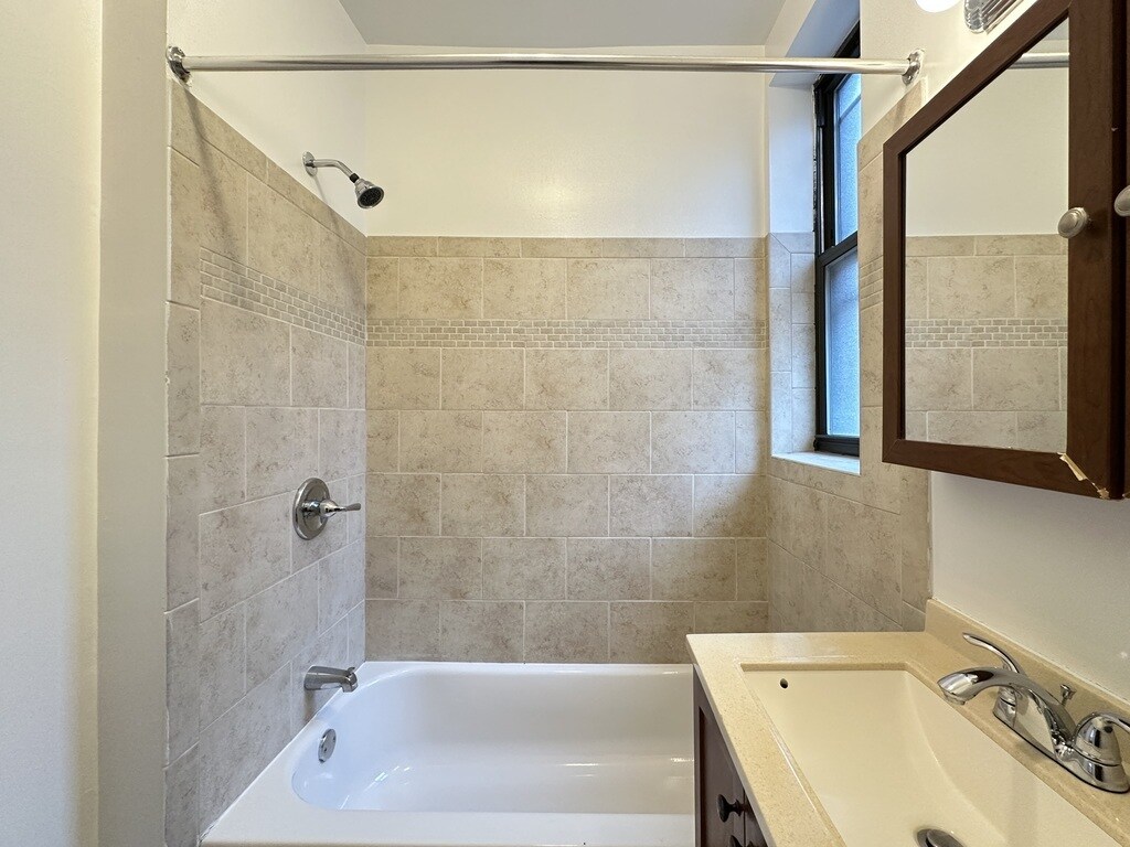 Building Photo - 633 W Cornelia Ave