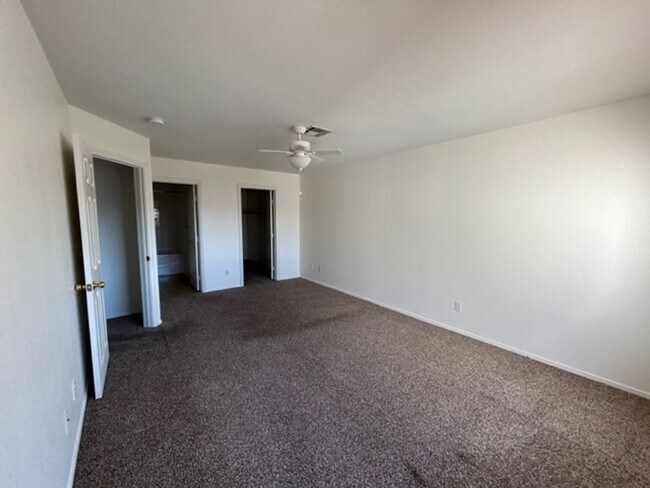 Building Photo - 3 Bed Townhome For Rent in Henderson!