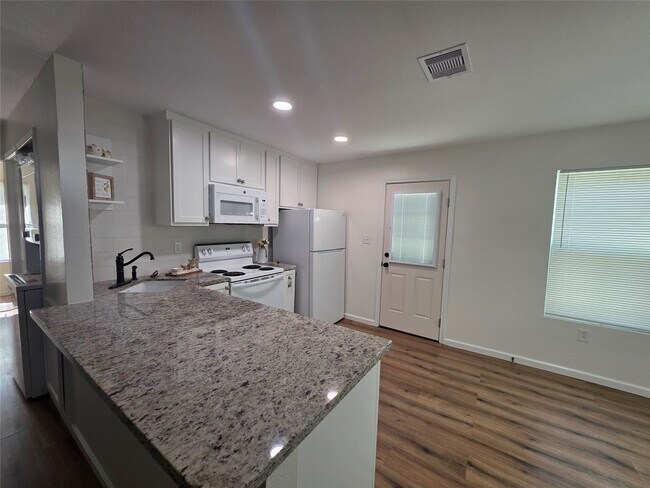 Building Photo - 5422 Pine Ave