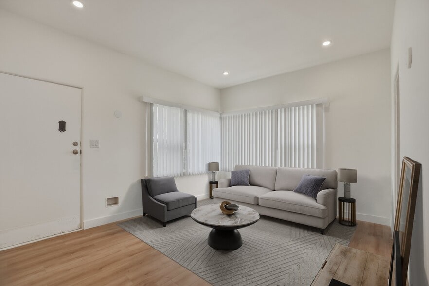 Building Photo - 2317 Ocean Park Blvd