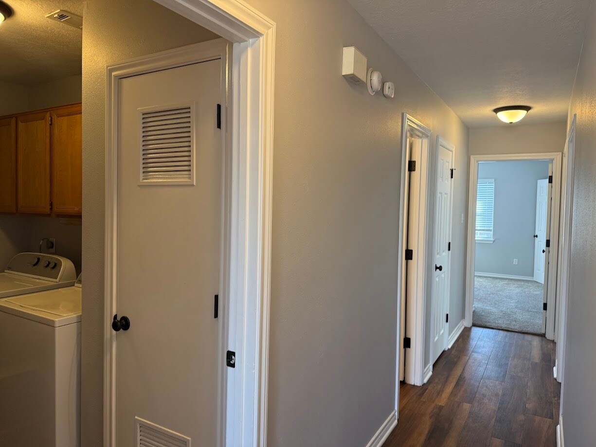 Building Photo - 1802 Sara Dr