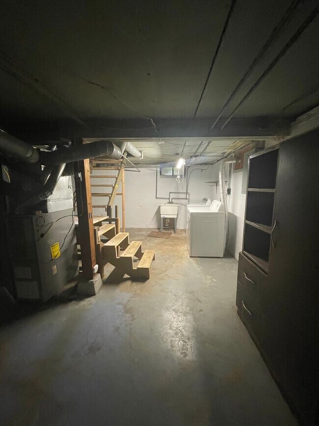 Building Photo - 3 Bedroom Single Family Home