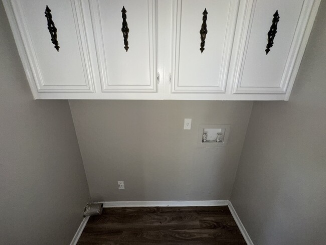 Building Photo - 6016 Rosewind Cir W