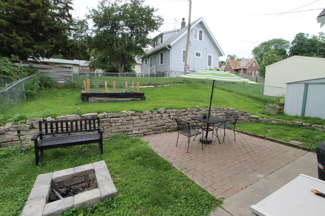 Building Photo - Beautiful 2-bedroom Charmer in Aksarben