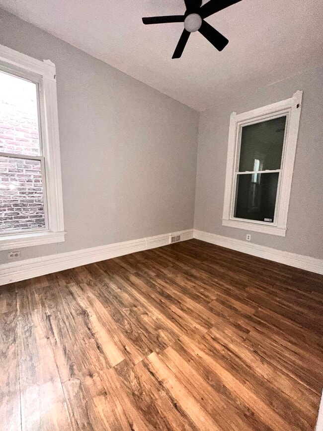 Building Photo - 1302 E 72nd St