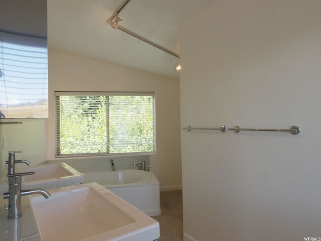 Building Photo - 430 Aspen Dr