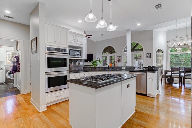 Building Photo - 1765 Hartwell Manor N