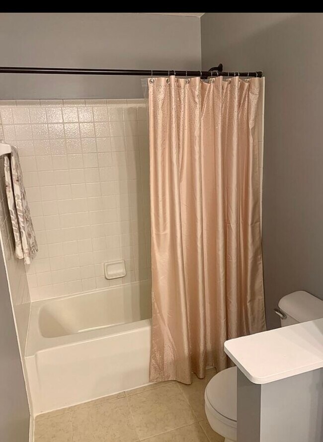 Building Photo - 4082 E Village Dr