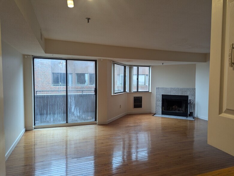 Building Photo - 147 Kelton St