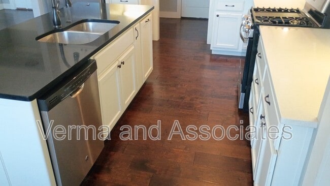 Building Photo - 1610 Sweetbriar Way