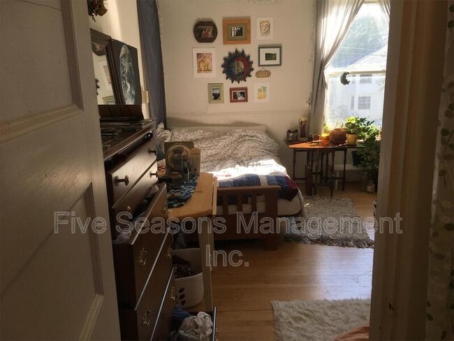 Building Photo - 134 Buell St