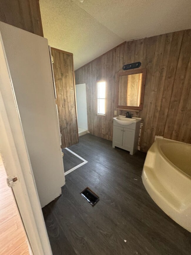 Building Photo - Country living with spacious front and backyard - 3 beds/ 2bath available now