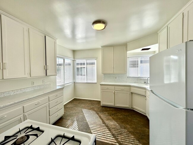 Building Photo - 2 Bed, 1 Bath in Central SD. Water/Trash/Parking Included