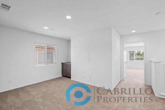 Building Photo - Spacious 3 bedroom Home w/2 car Garage in Vista, Short Drive to the Beach and Freeway access!