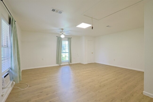 Building Photo - 2550 W Lucas Rd
