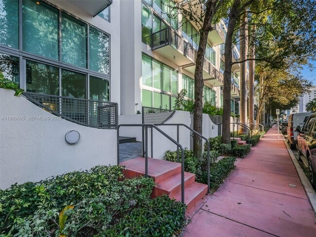 Building Photo - 6000 Collins Ave