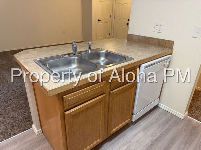 Building Photo - 1049 W Pine Ave