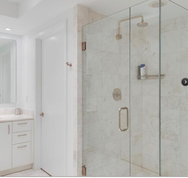 Building Photo - 1300 Brickell Bay Dr