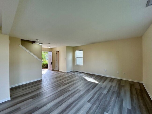 Building Photo - Beautiful 4 bedroom 2.5 bath 2 story home ...