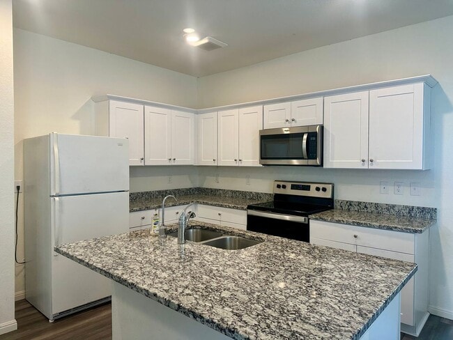 Building Photo - AVAILABLE NOW!!!