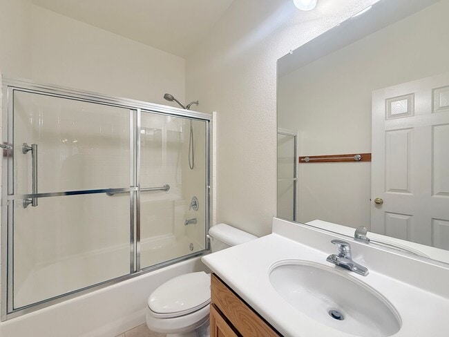 Building Photo - Beautiful 5B/3BA Home in Vista Available for Rent!