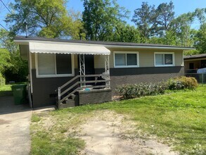 Building Photo - **ON HOLD**3 Bedroom / 1 Bathroom Home for...