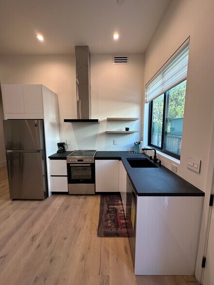 Building Photo - 438 Burgoyne St