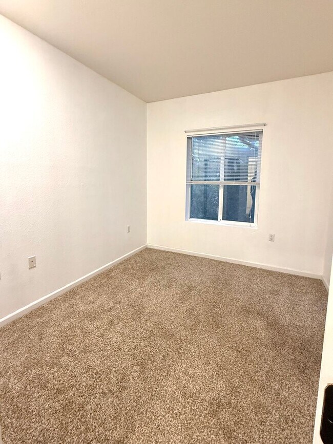 Building Photo - Top-Floor 2 Bed/2 Bath Condo in SE Fort Collins - Pool, Hot Tub & Fitness Center - $1,895/mo - Mo...