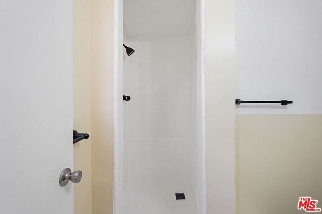 Building Photo - 11004 Mansel Ave