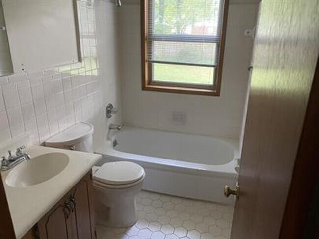 Building Photo - Charming 3 Bedroom, 2 Bath Home Near UAH!