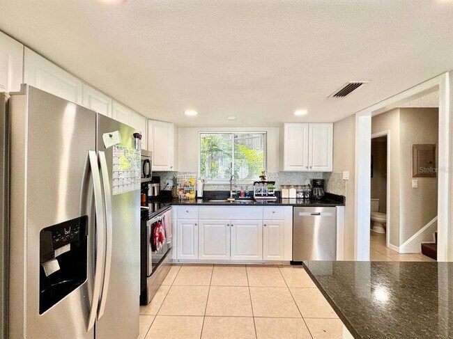 Building Photo - 6345 Newtown Cir