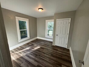 Building Photo - Easy Access to Main Street High Point! - H...