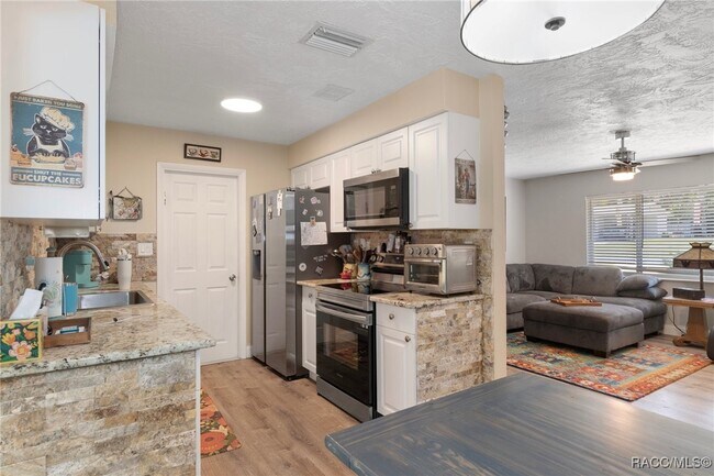 Building Photo - 11 Oak Hollow Dr