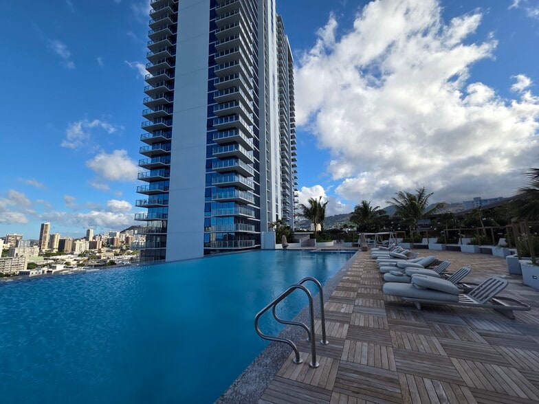 Infinity Pool 2 - 1515 Liona St