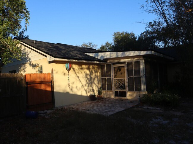 Building Photo - Great Location 3 bedroom 2 Bath 2 Car Garage Call/Text Carole Arcaro 386-216-4900 Deltona Lakes R...