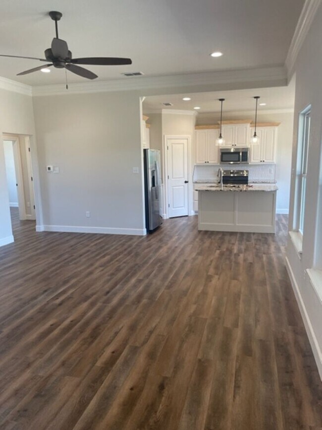 Building Photo - 6950 Phoenix Dr