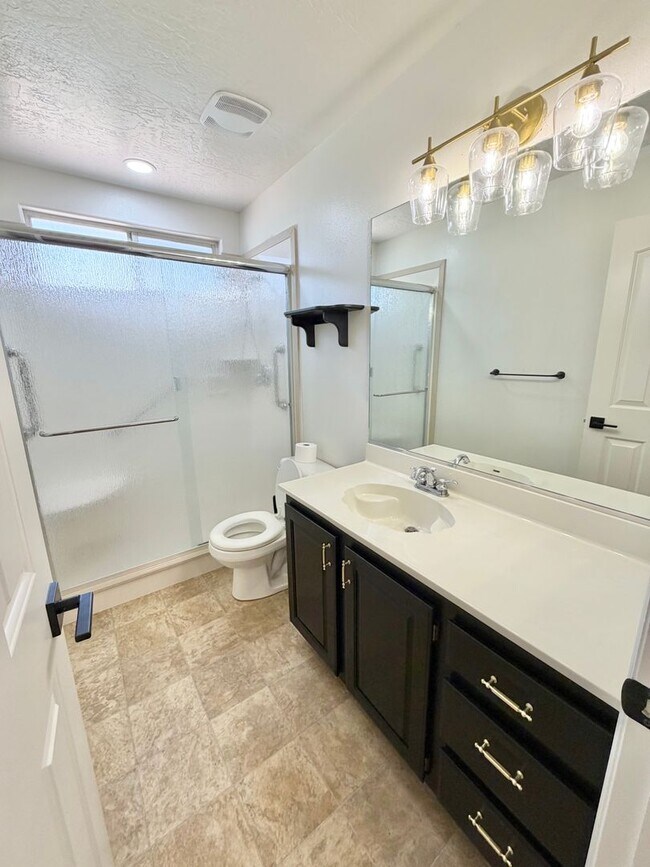 Building Photo - Beautiful Bloomington Area Home