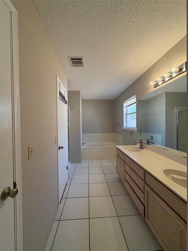 Building Photo - 16311 Rockgate Dr