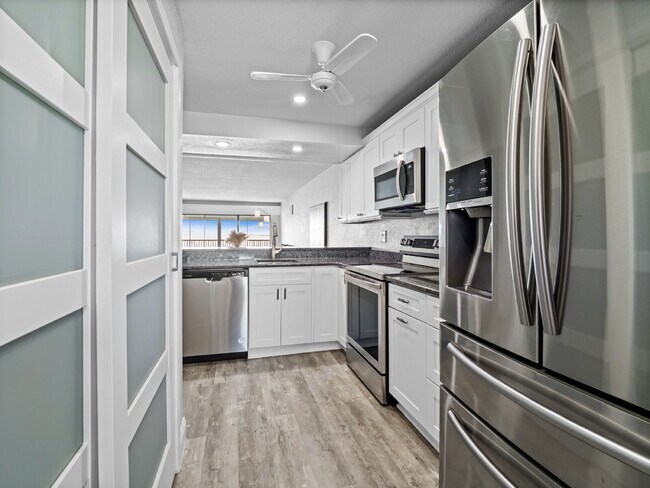 Building Photo - Four Seasons River Front Condo