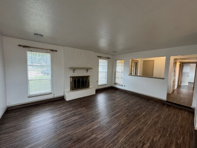 Primary Photo - 2 bed 2 bath duplex refreshed with new flo...