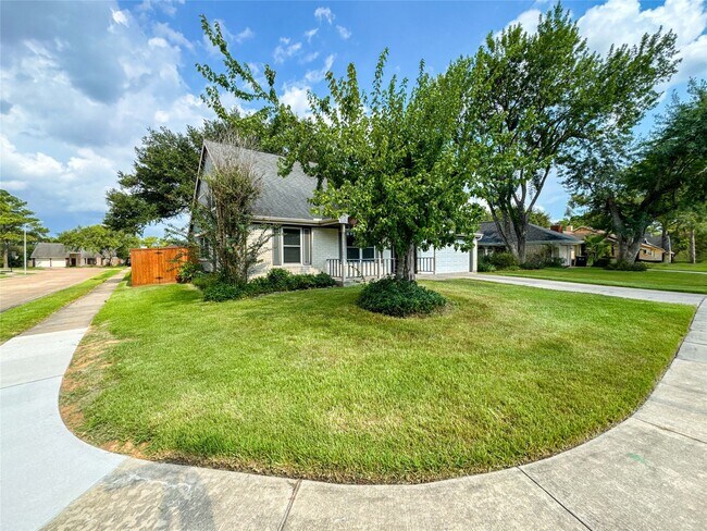 Building Photo - 2903 Auburn Dr