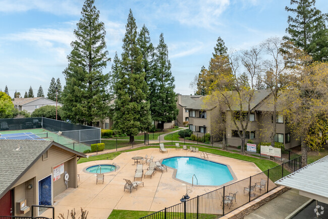 Swimming Pool - Highlands Apartments