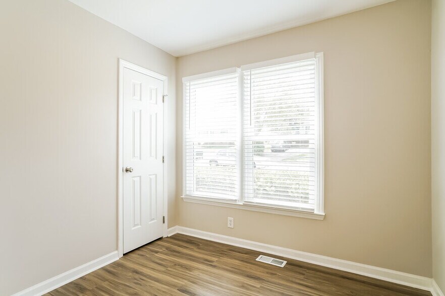 Building Photo - 1024 Holly Pointe Dr