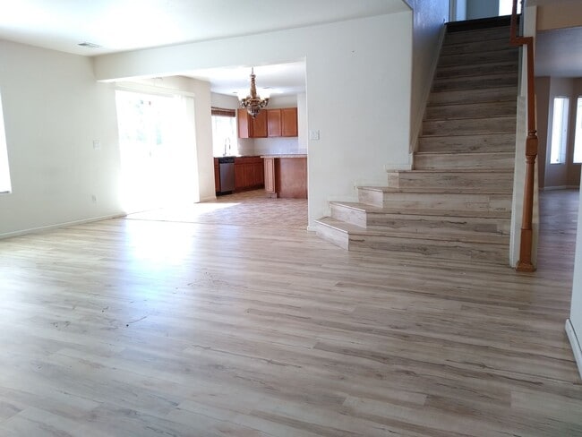 Building Photo - Massive and Expansive 5 Bedroom Green Vall...
