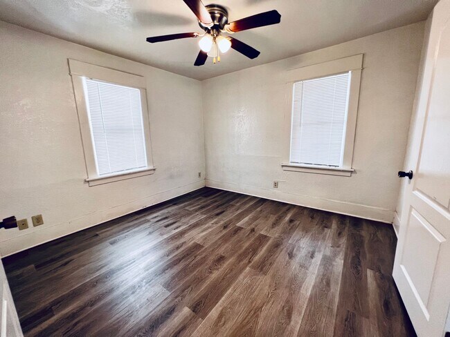 Building Photo - Spacious Cute one bedroom a block from the beach