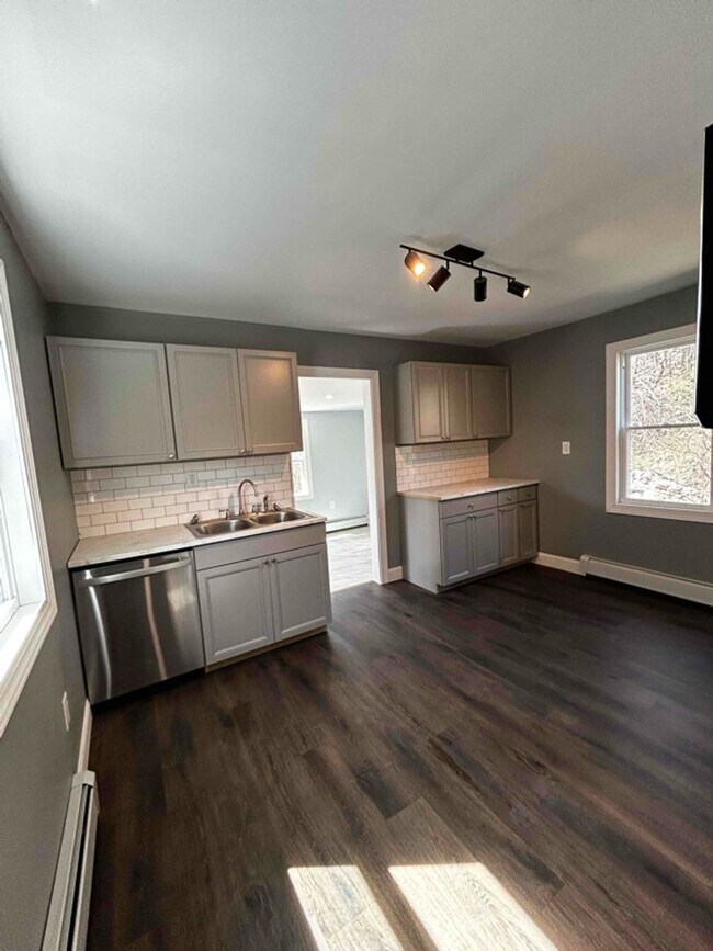 Building Photo - Newly Renovated 2-Bedroom Home in South Sc...