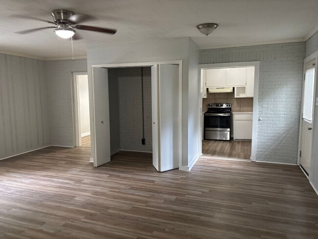 Building Photo - Beautiful South Cloverdale
