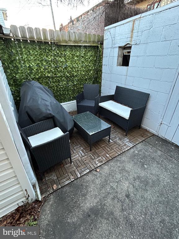 Building Photo - 616 S Rose St