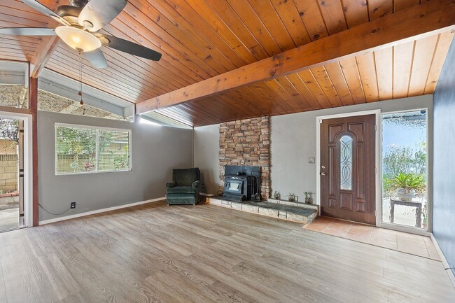 Building Photo - Adorable 3 Bedroom 2 Bathroom Single Story Family Home