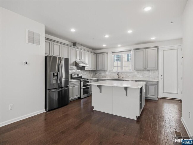 Building Photo - 18 Litchfield Ln